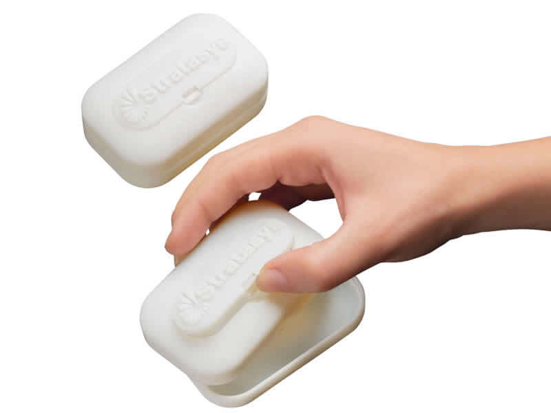 rigur_hand_holding_box_white